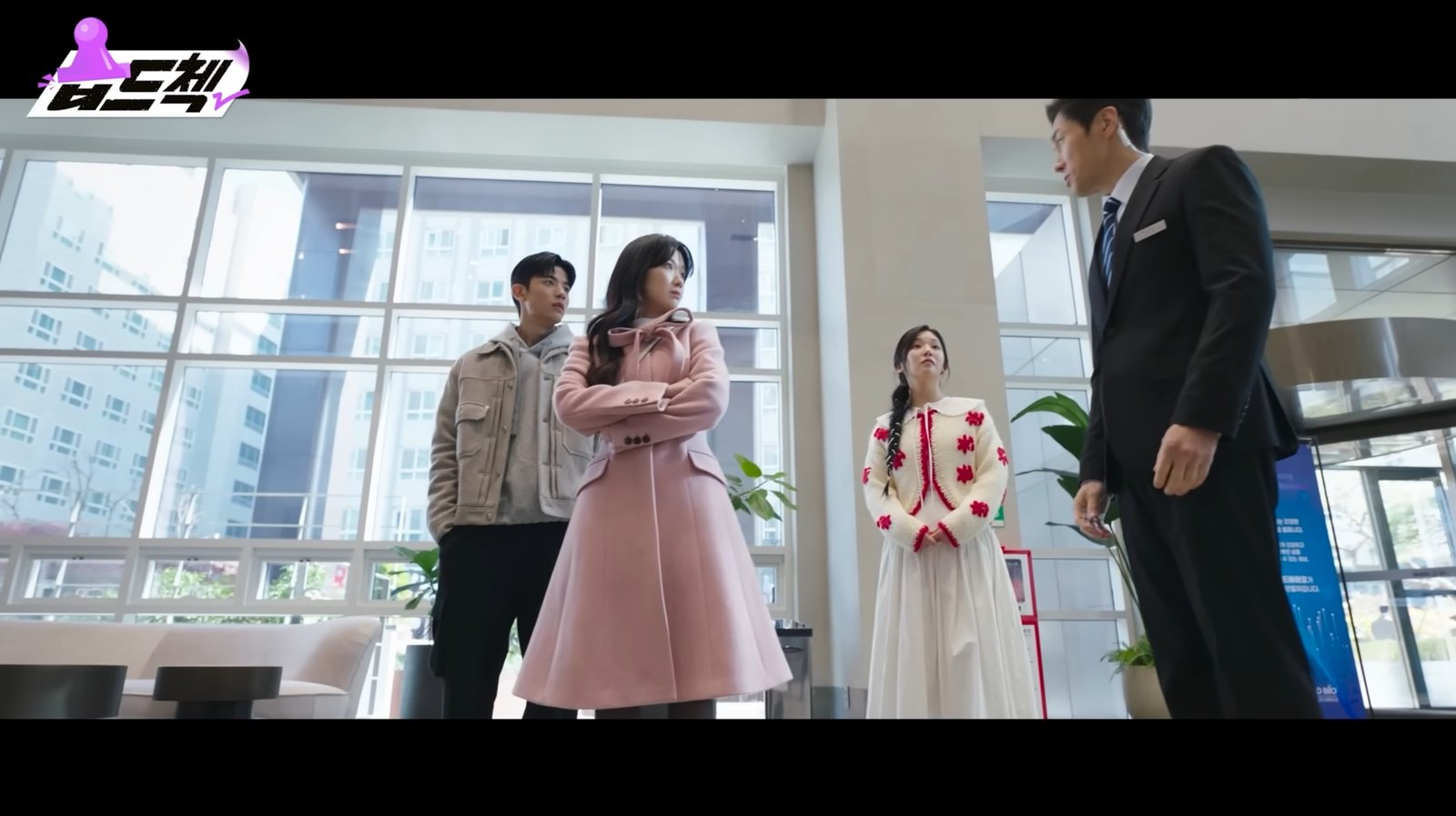 드라마 오늘부터 인간입니다만에서 김혜윤이 입고 나온 핑크 코트 뭔지 아는 사람??